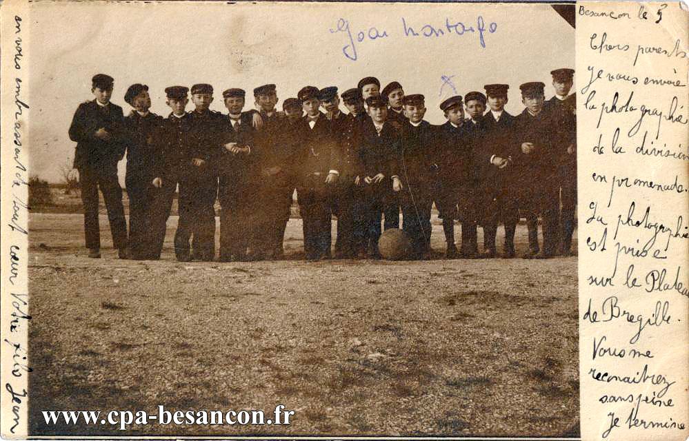 La division en promenade prise sur le plateau de Bregille. Besançon le 5 décembre 1903.